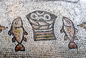 Табга. Мозаичный символ Евангельского чуда умножения хлебов и рыб.